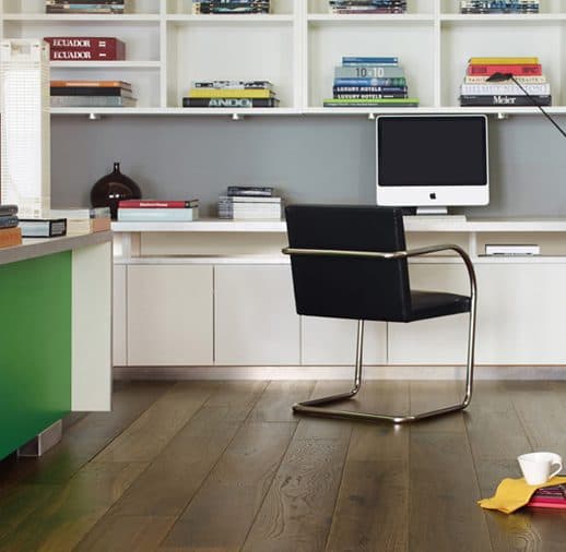 A chair and desk in the middle of an office.