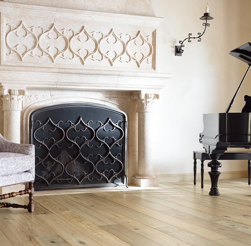 A piano and fireplace in the corner of a room.