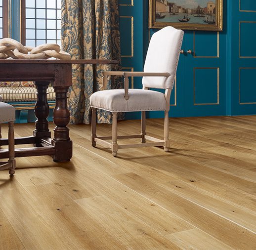 A dining room with chairs and table in it