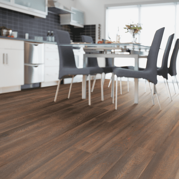 A dining room with chairs and table in it