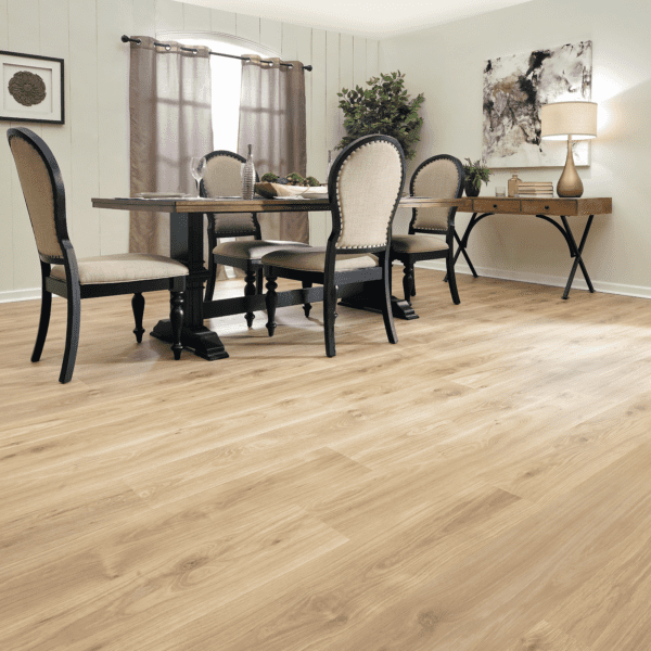 A dining room with chairs and table in it