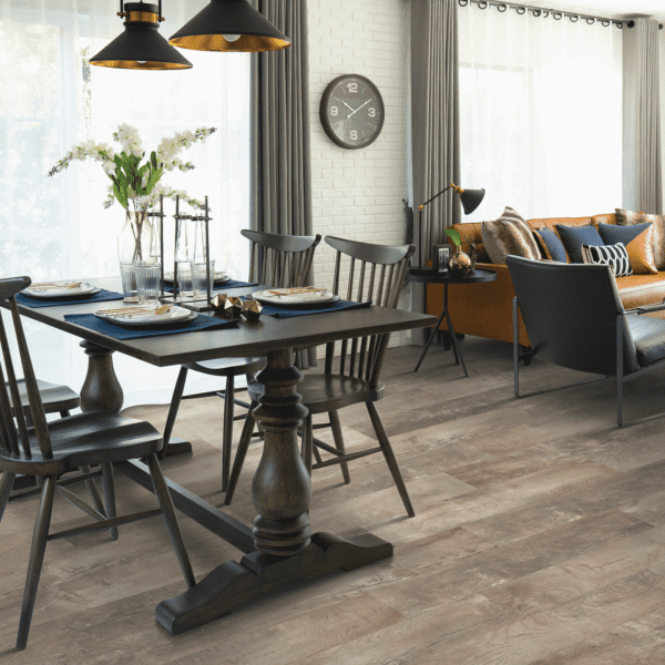 A dining room with chairs and table in it