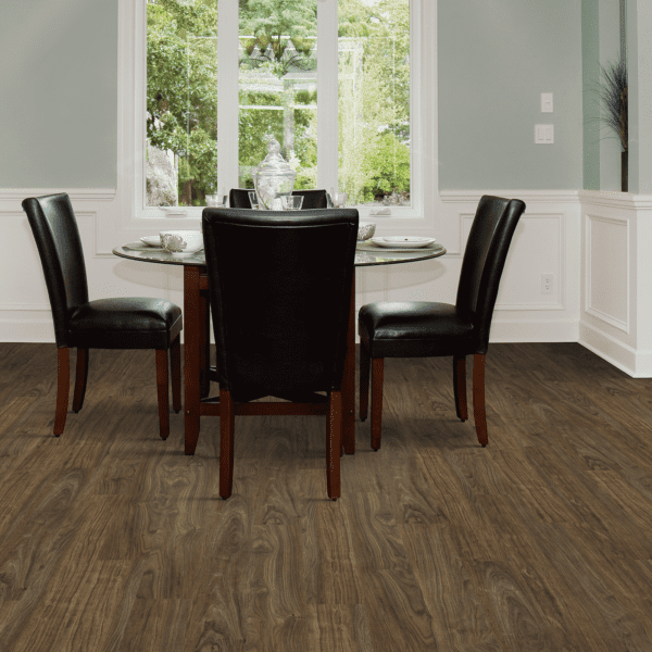 A dining room with chairs and table in it